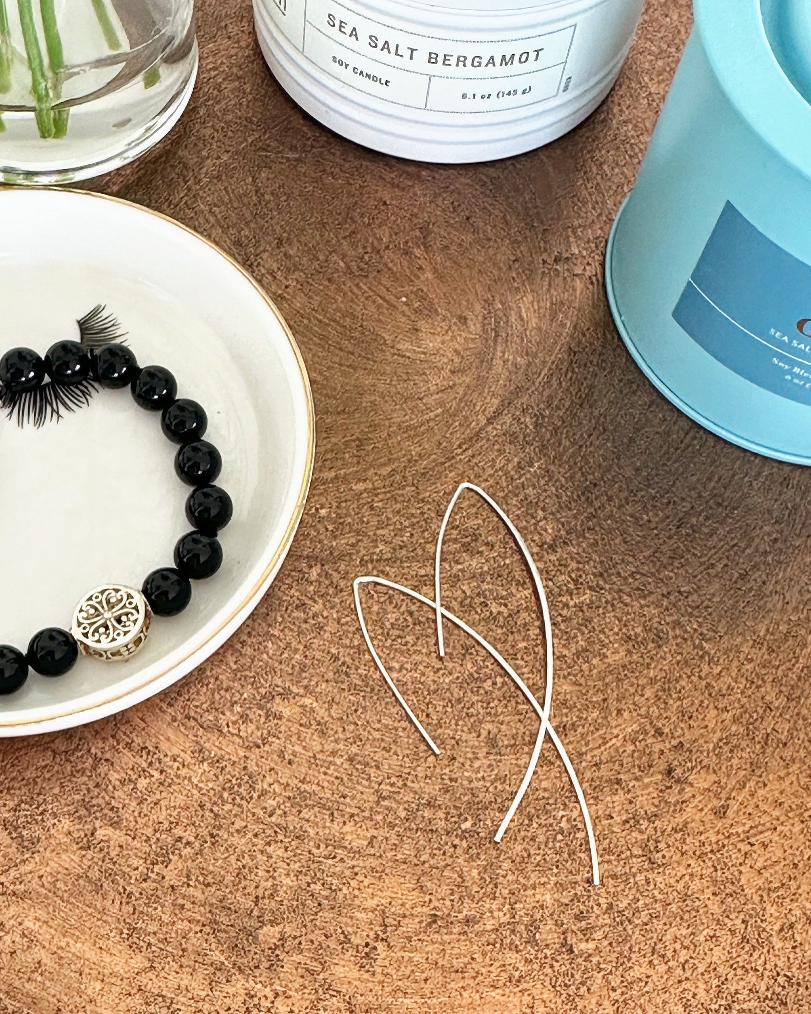 Elegant threader earrings featuring delicate chains that gracefully dangle for a sophisticated look.