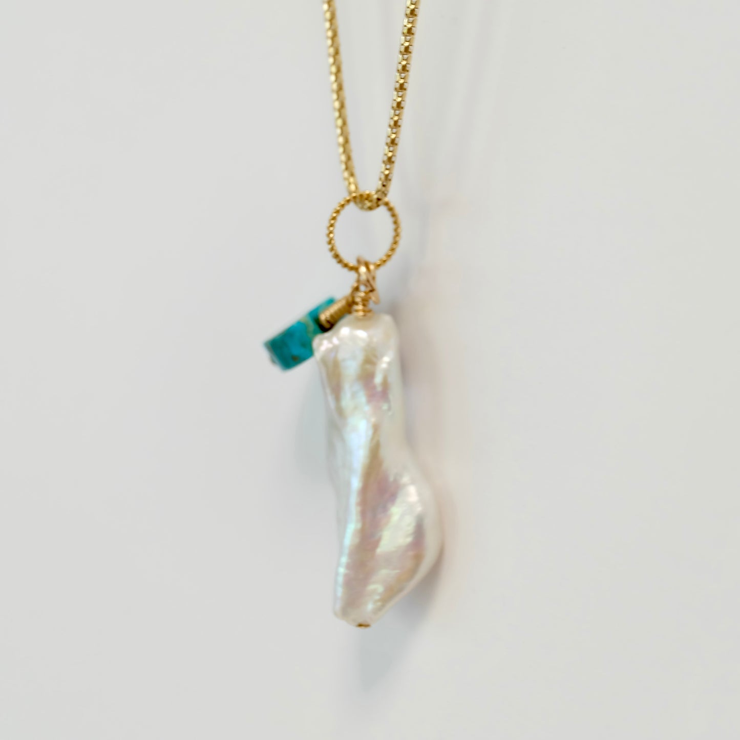 Elegant turquoise tanzanite pearl charm, combining rich colors and a stylish design, perfect for enhancing any jewelry piece.