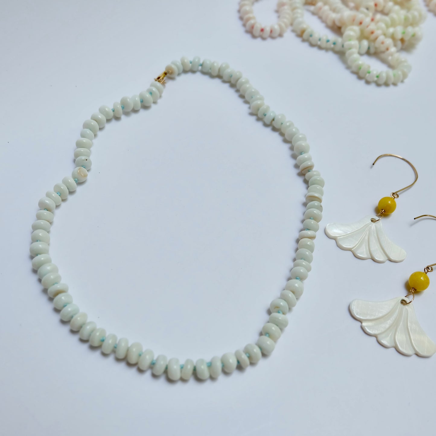 Mother of pearl necklace hand-knotted on blue silk.