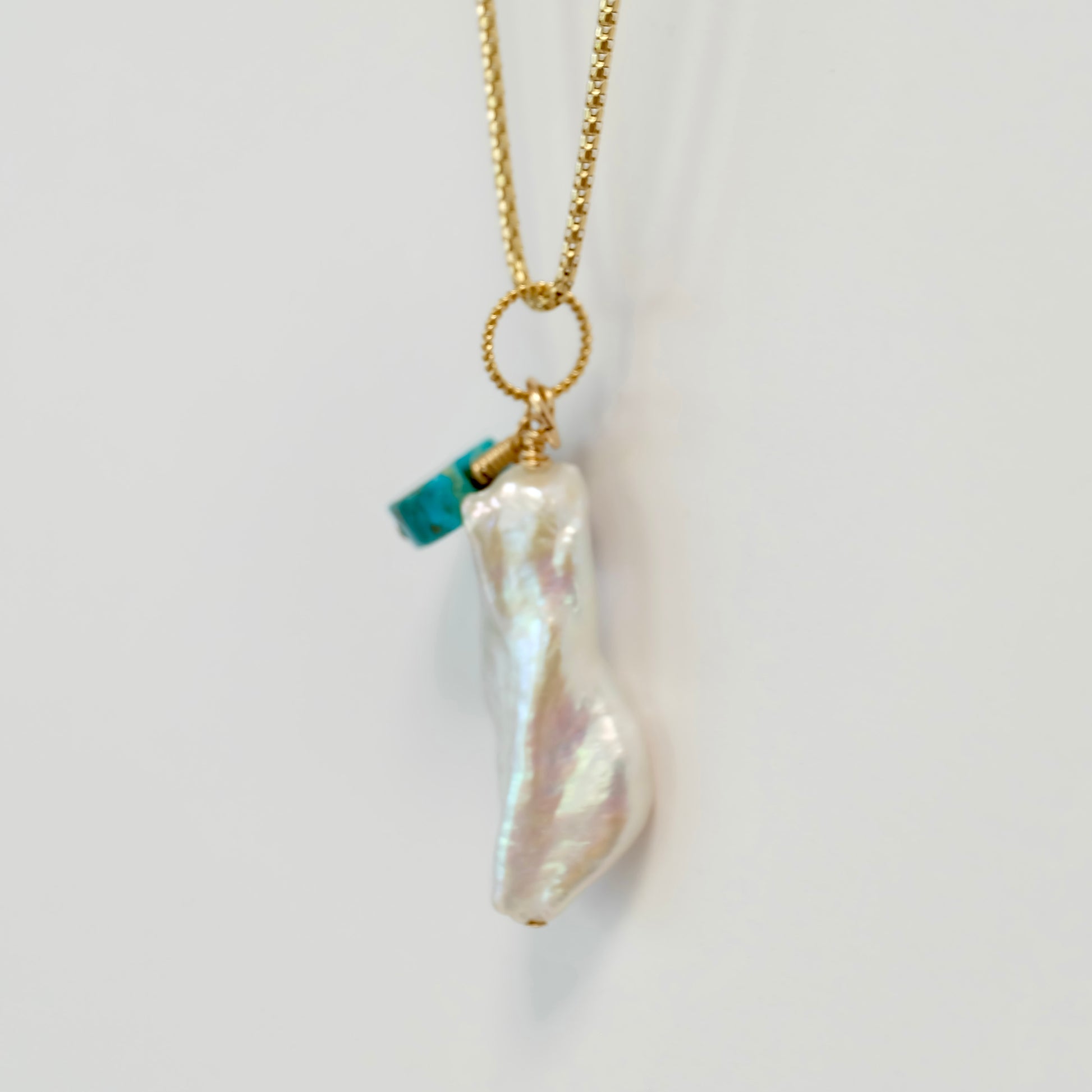 Elegant turquoise tanzanite pearl charm, combining rich colors and a stylish design, perfect for enhancing any jewelry piece.