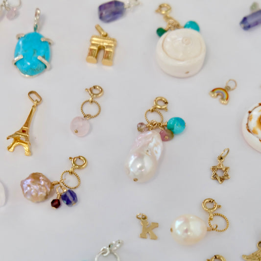 Display of Eiffel tower charm in 18k gold