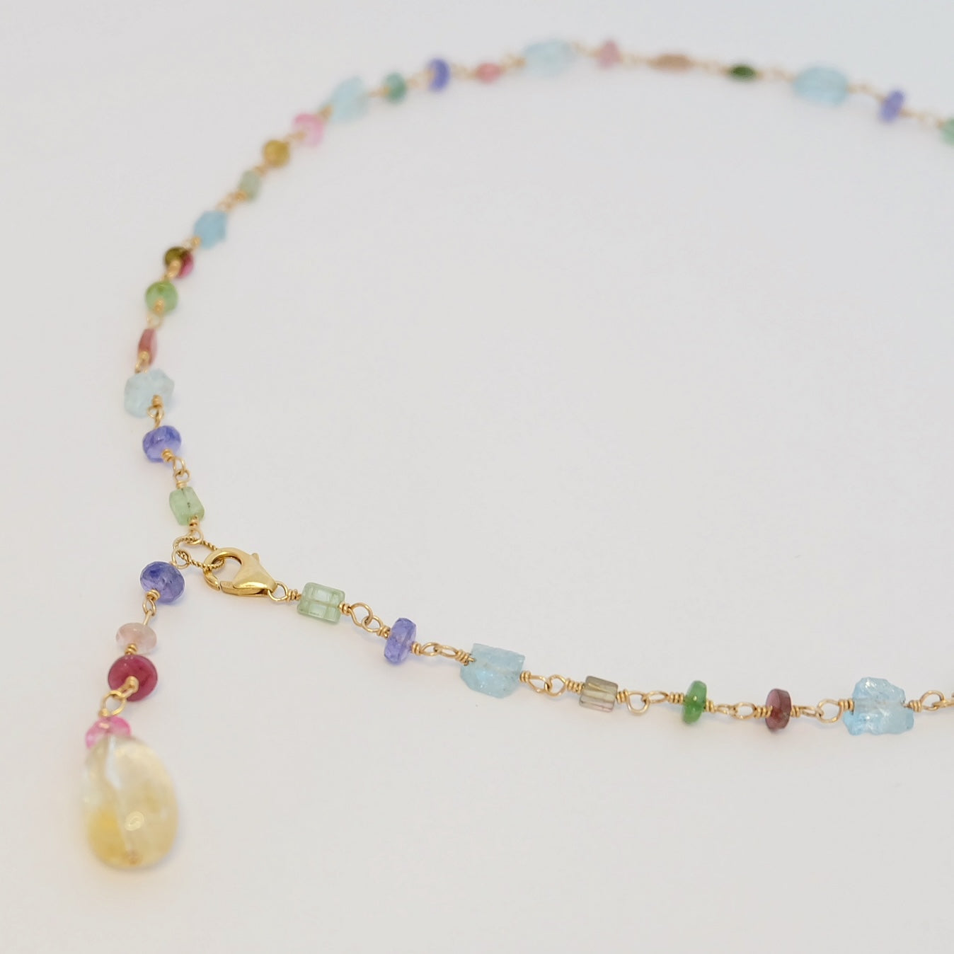 Elegant Gold Lariat Necklace with Gemstones – Timeless Jewelry