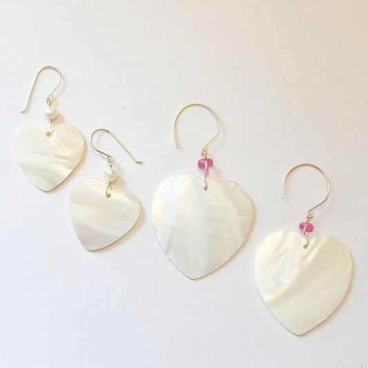 Beautiful heart-shaped earrings made of mother of pearl, radiating a delicate shine, ideal for a chic and stylish look.