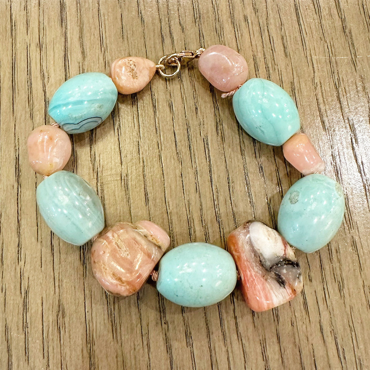 Handmade bracelet with agate and Peruvian opal beads