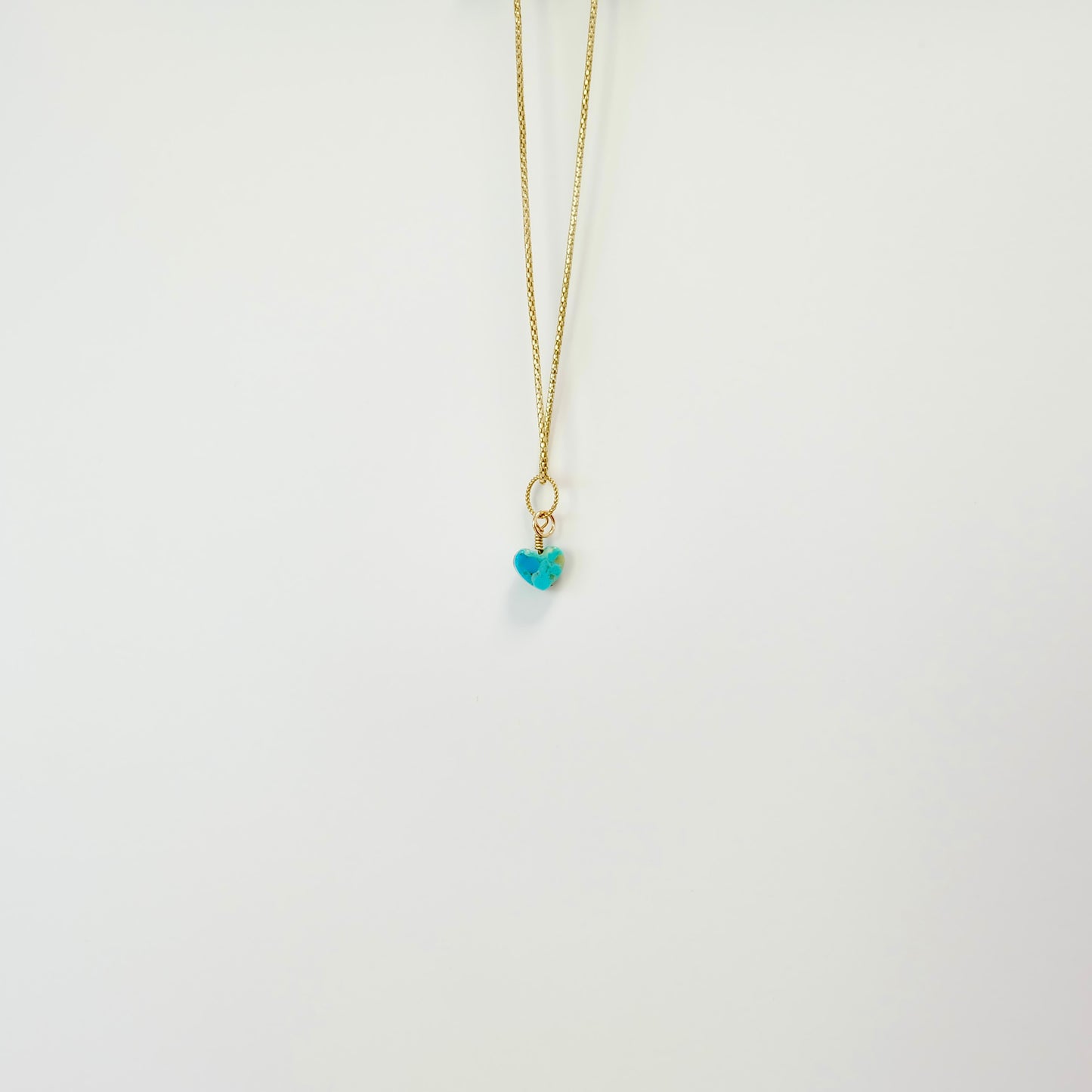  A stunning heart-shaped charm in turquoise, showcasing the rich hues of Kingman turquoise for a unique accessory.
